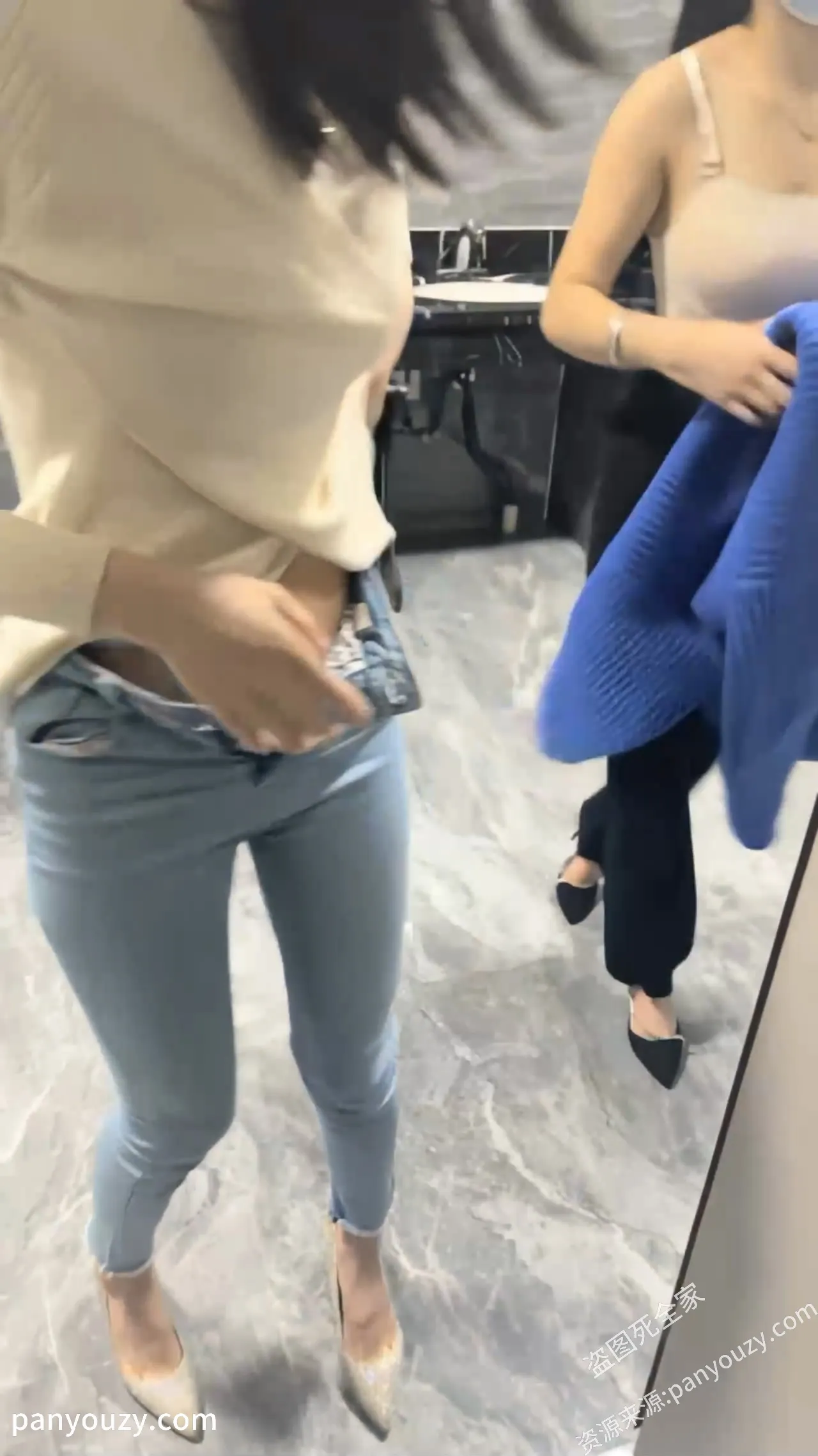 图片[3]-【公厕4P换妻聚会】颜值夫妻，找个公厕轮流无套互操对方老婆，场面极度刺激！-uu欢迎您！