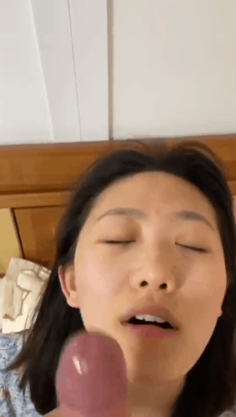 图片[1]-眼镜婊骚母狗口交颜射清纯碎花裙小美女约炮同校男同学嘴含大鸡巴就爱不释手-uu欢迎您！